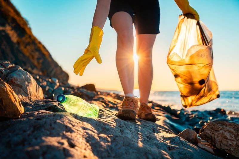 woman-catches-trash-on-a-beach